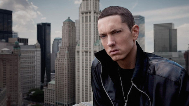 Does eminem wear contacts
